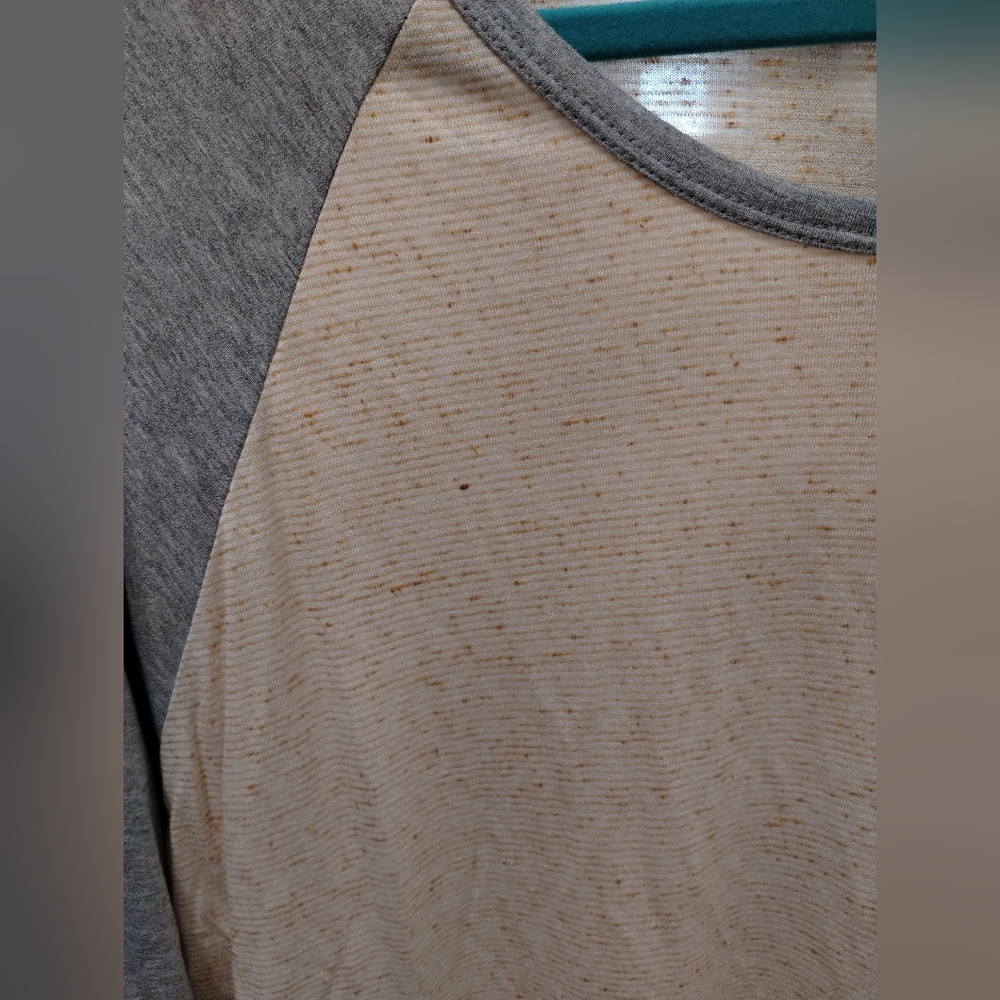LuLaRoe Randy T - Picture 2 of 2